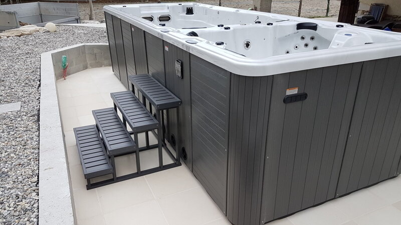 SwimSpa 801 – bočný pohľad s tmavým obkladom, detail osadenia a tvaru vane