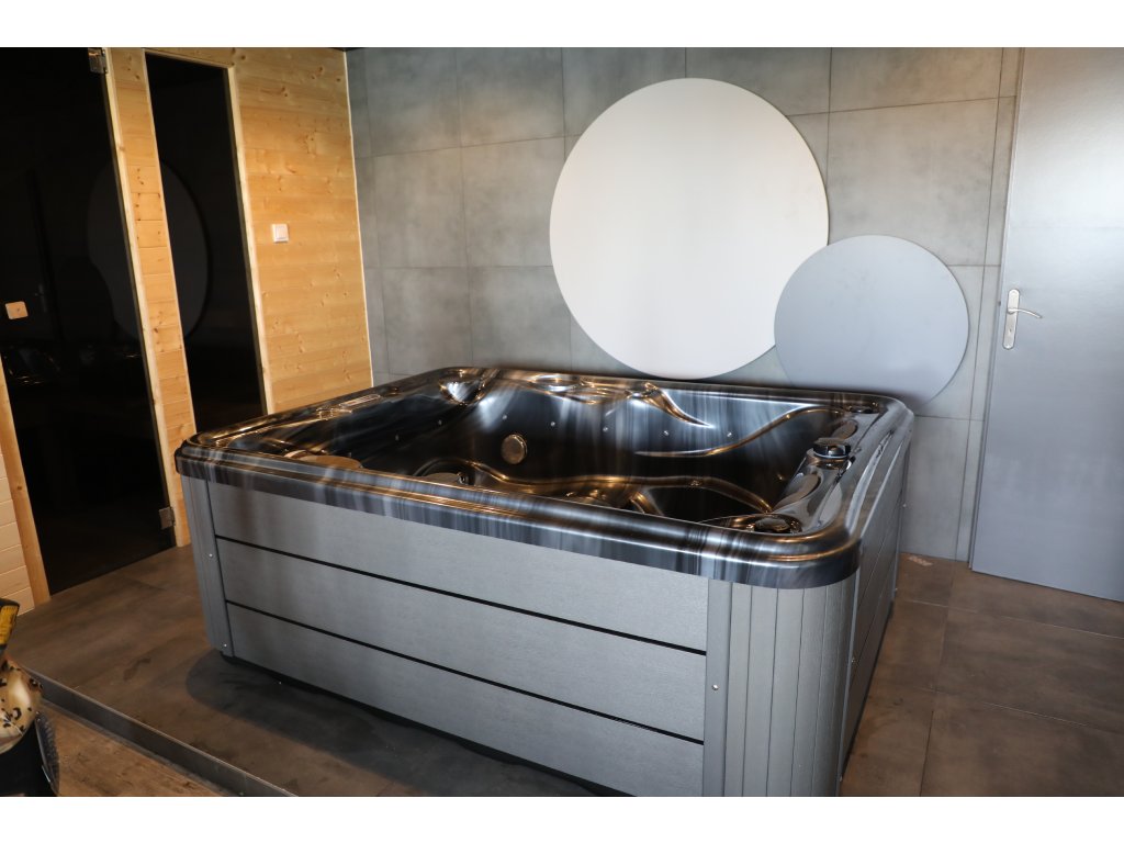 Celkový pohľad na kompaktnú vírivku Home v farbe Midnight Opal (antracit), ideálna do domáceho wellness