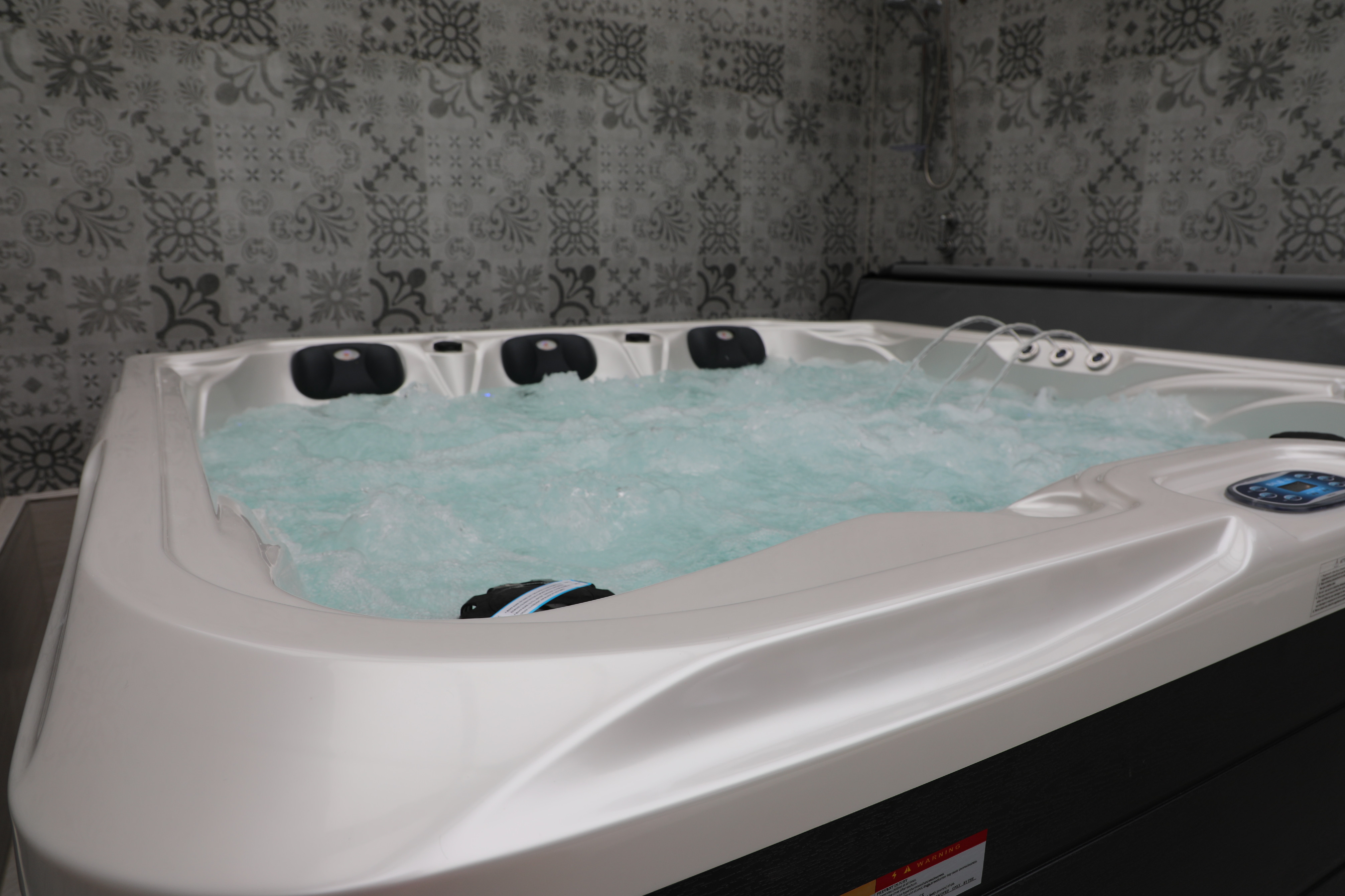 Detail vírivky SPRING White Pearlescent – vstavaná LED fontána pre relaxačný wellness zážitok.