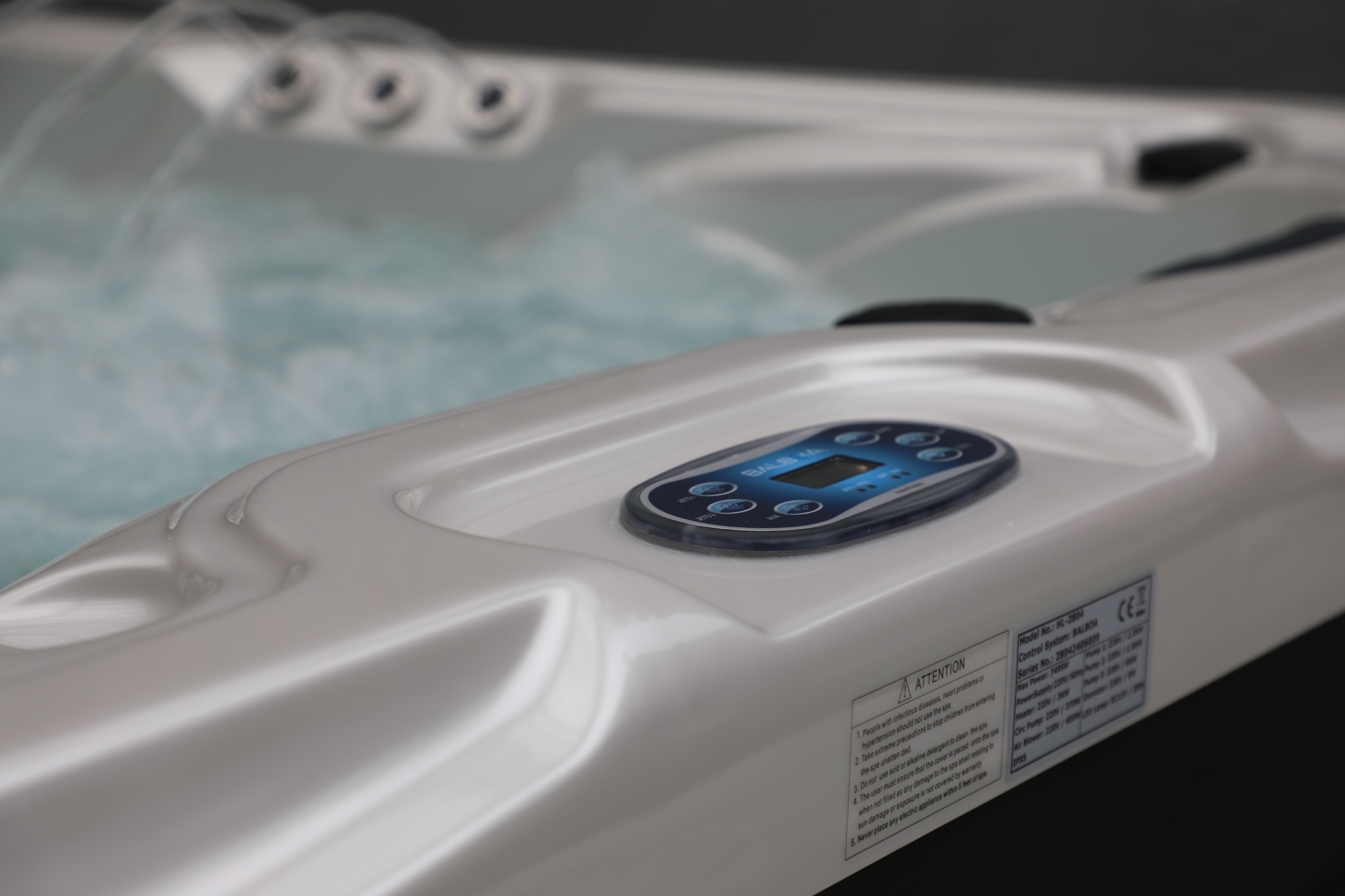 Predný detail fontány vírivky SPRING White Pearlescent – osvetlený vodný prvok pre moderný spa efekt