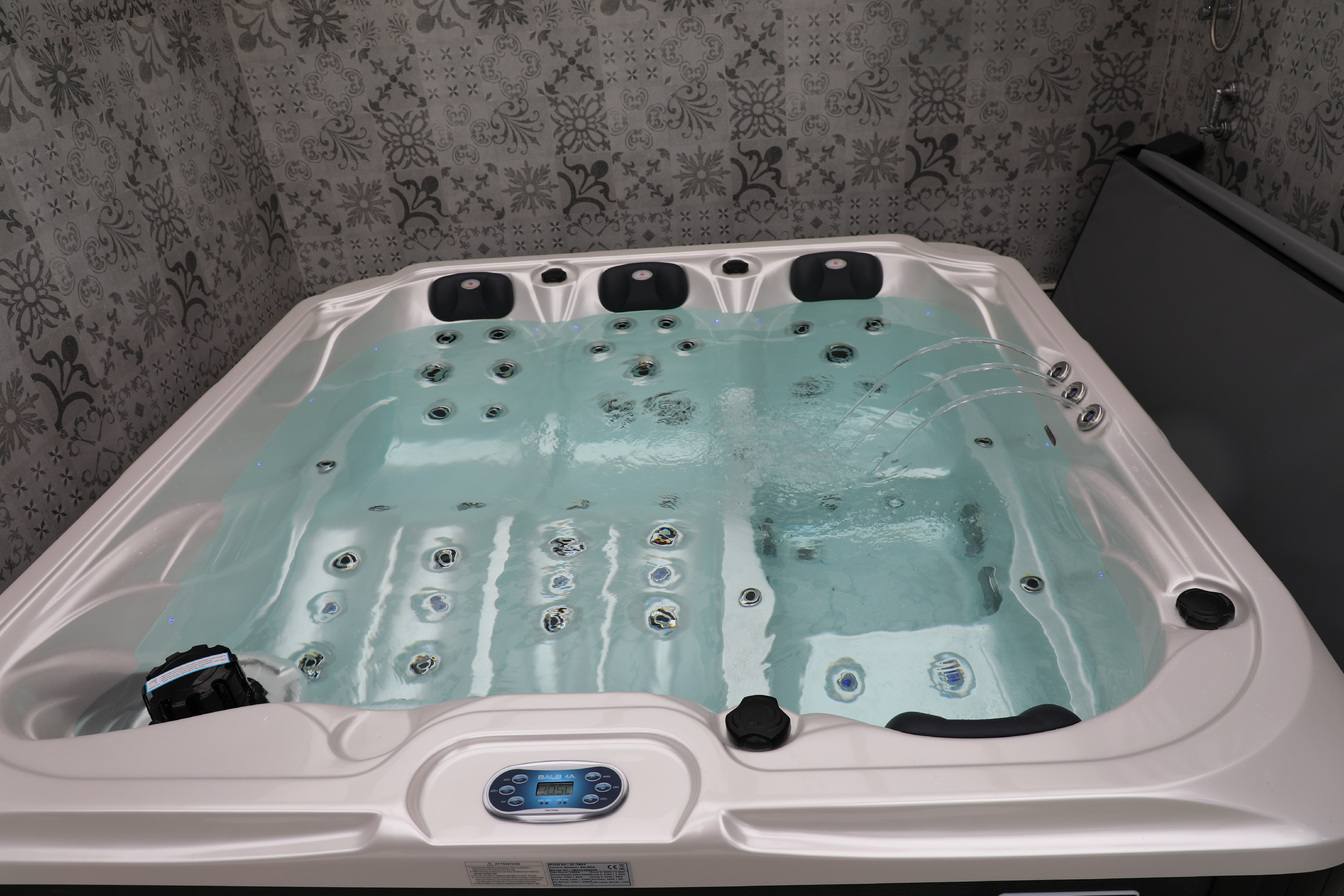 Detail vírivky SPRING White Pearlescent so zapnutou hydromasážou a vodnými tryskami – luxusný relax doma.
