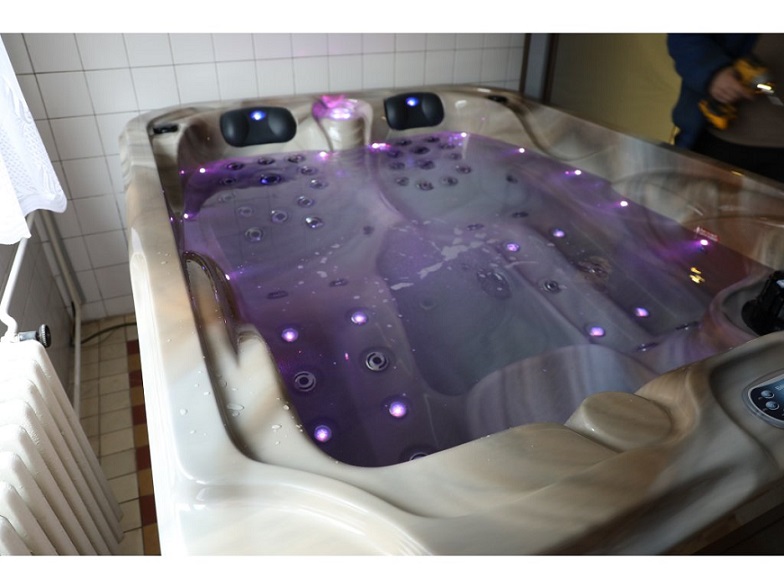 bočný ľavý pohľad na vírivku sun vo farbe dahara akrylový povrch aristech acrylics