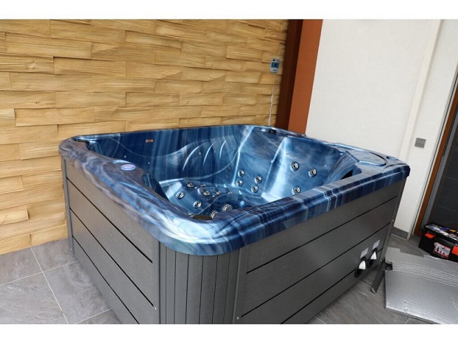bočný pohľad na vírivku puma ocean wave s moderným dizajnom a elegantným obkladom