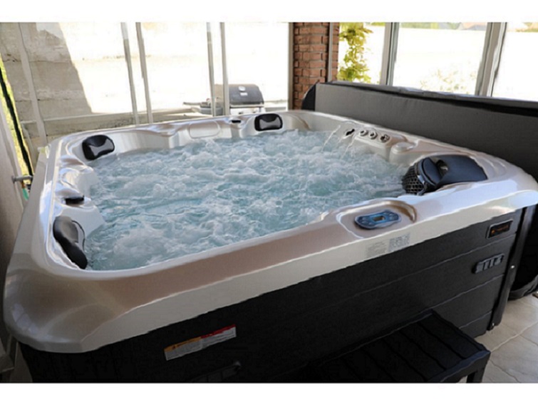 Luxusná vírivka Life s vodnými tryskami a kaskádou – relaxačný hydromasážny kúpeľ.