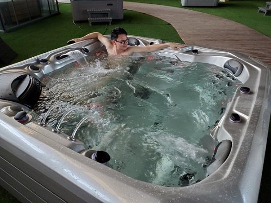 Vírivka Life s Balboa systémom na terase – relax vo vírivke pod holým nebom.